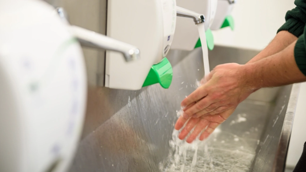 image-banner-stock-factory-worker-washing-hands-1202486803.webp