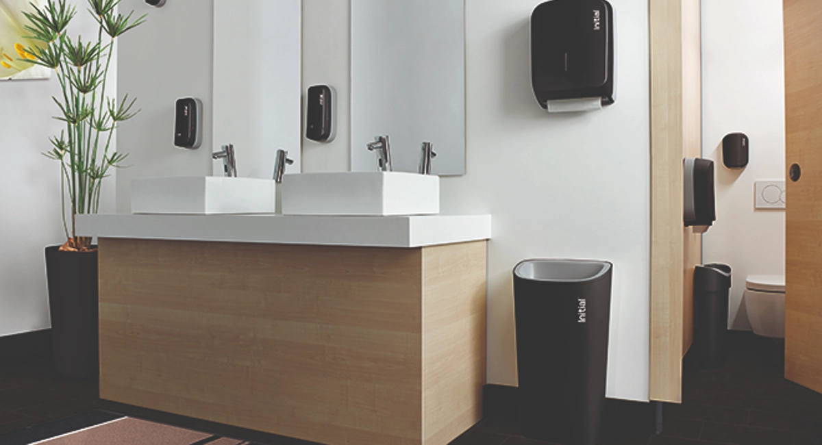 sanitaires équipés d'appareils d'hygiène coloris noir