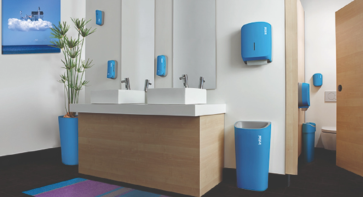 sanitaires équipés d'appareils d'hygiène coloris bleu