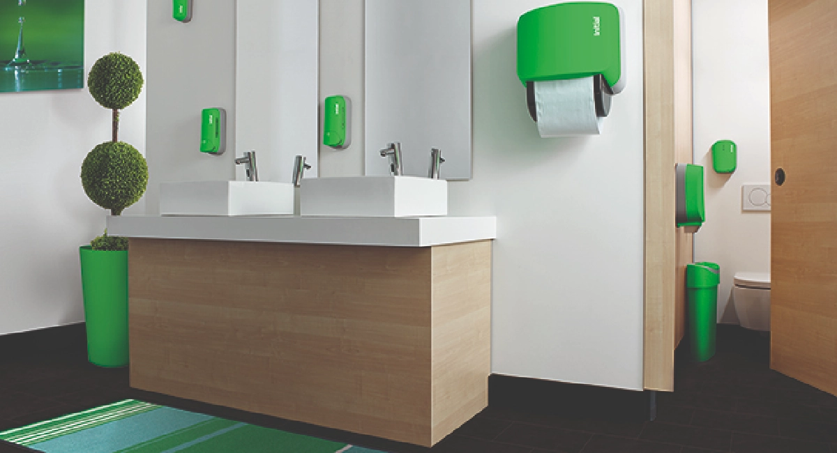sanitaires équipés d'appareils d'hygiène couleur verte
