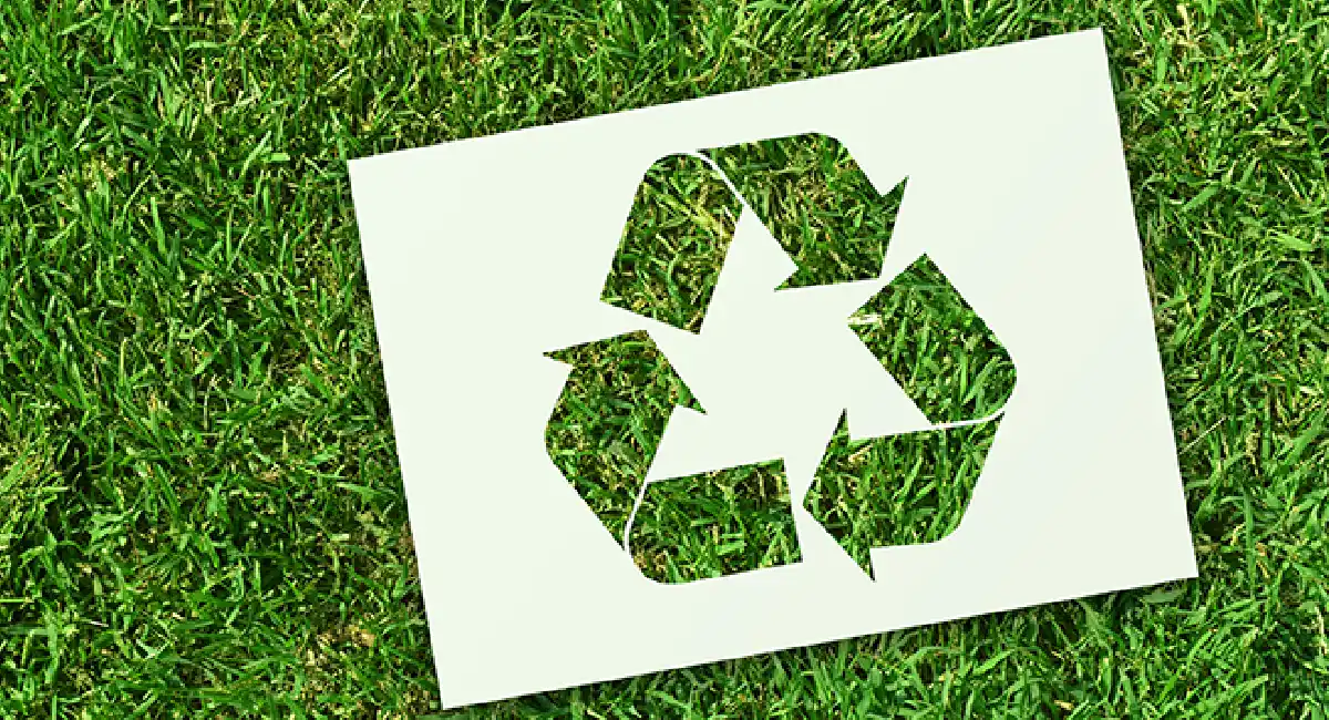 symbole recyclage sur gazon