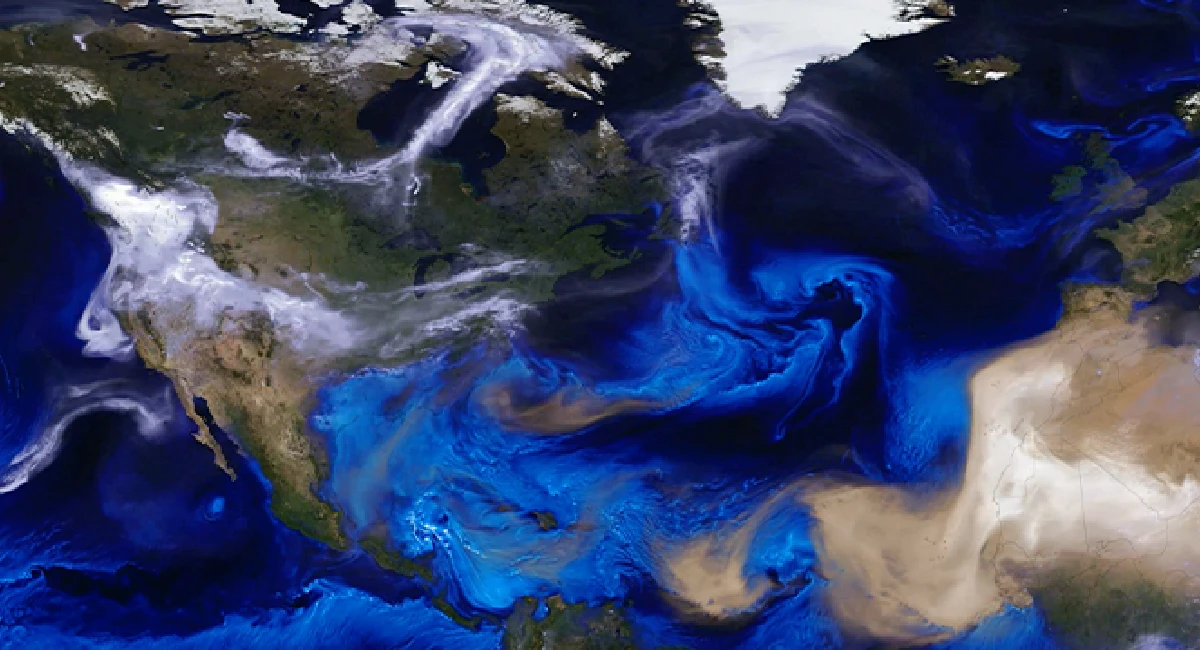 Simulation de la NASA illustrant : la poussière soufflée depuis le Sahara vers l’ouest à travers l’Atlantique ; la fumée depuis le nord-ouest du Pacifique qui se déplace vers l’est en direction de l’Europe, ainsi que le brouillard salin en provenance du nord de l’Océan atlantique. 