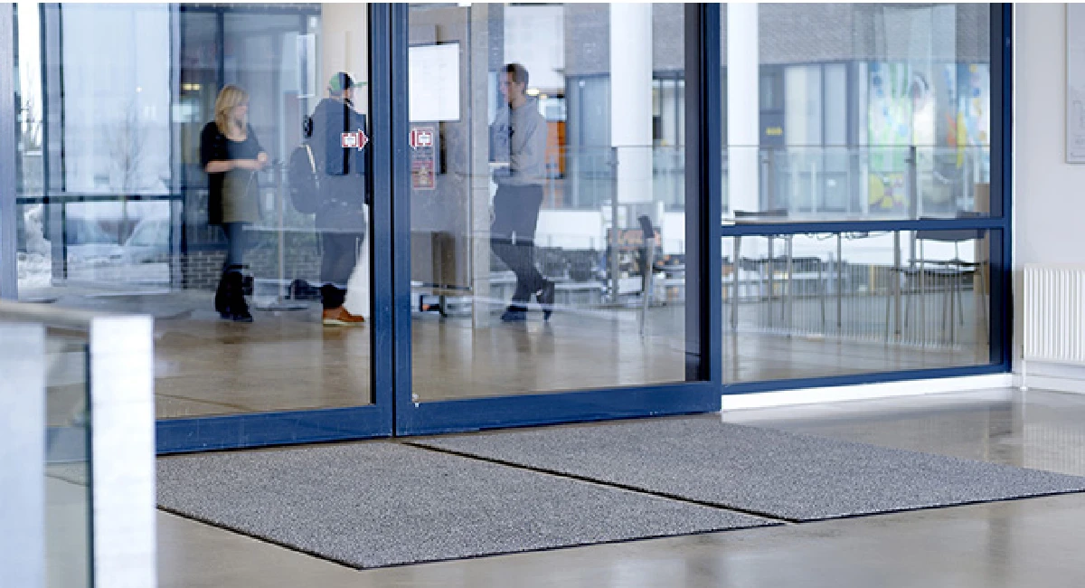 Hall d'entrée avec tapis anti-salissures