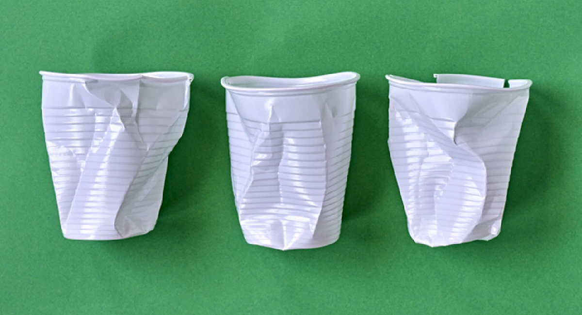 gobelets en plastiques écrasés