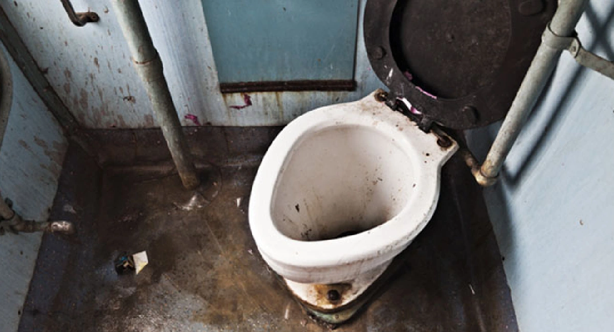 urine odeur forte toilettes sales