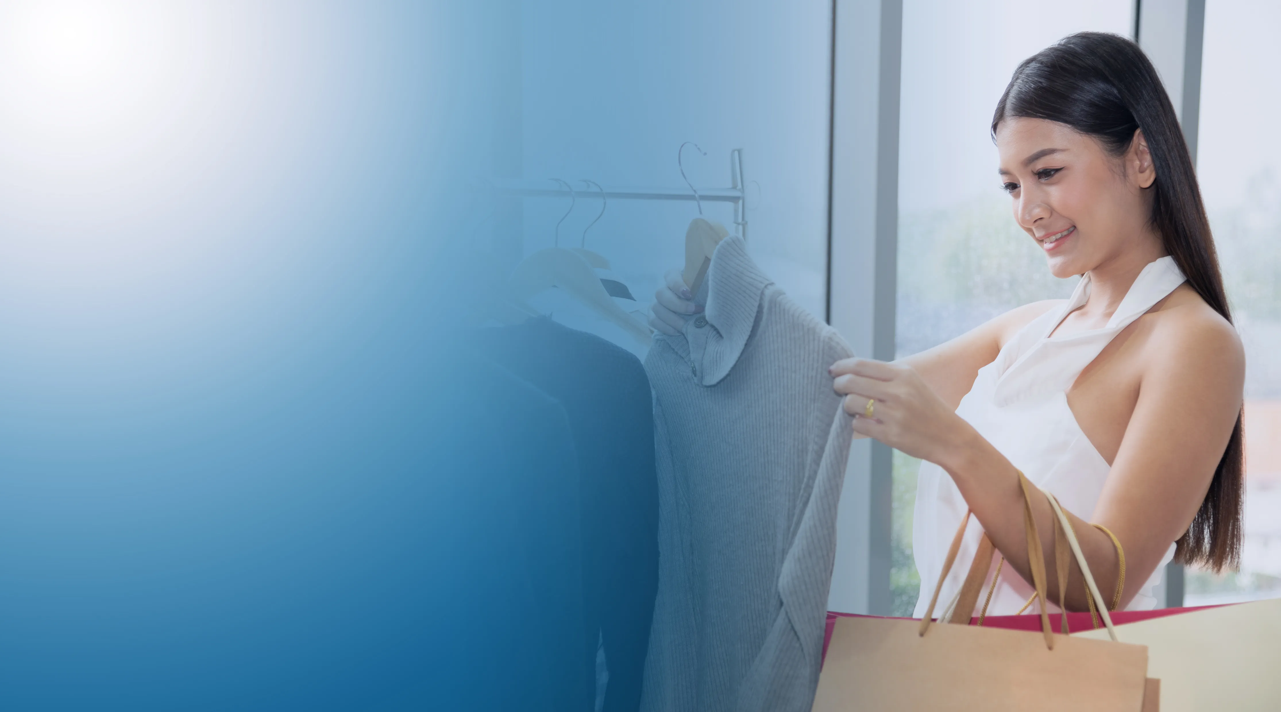 mujer-escogiendo-jersey-en-rebajas