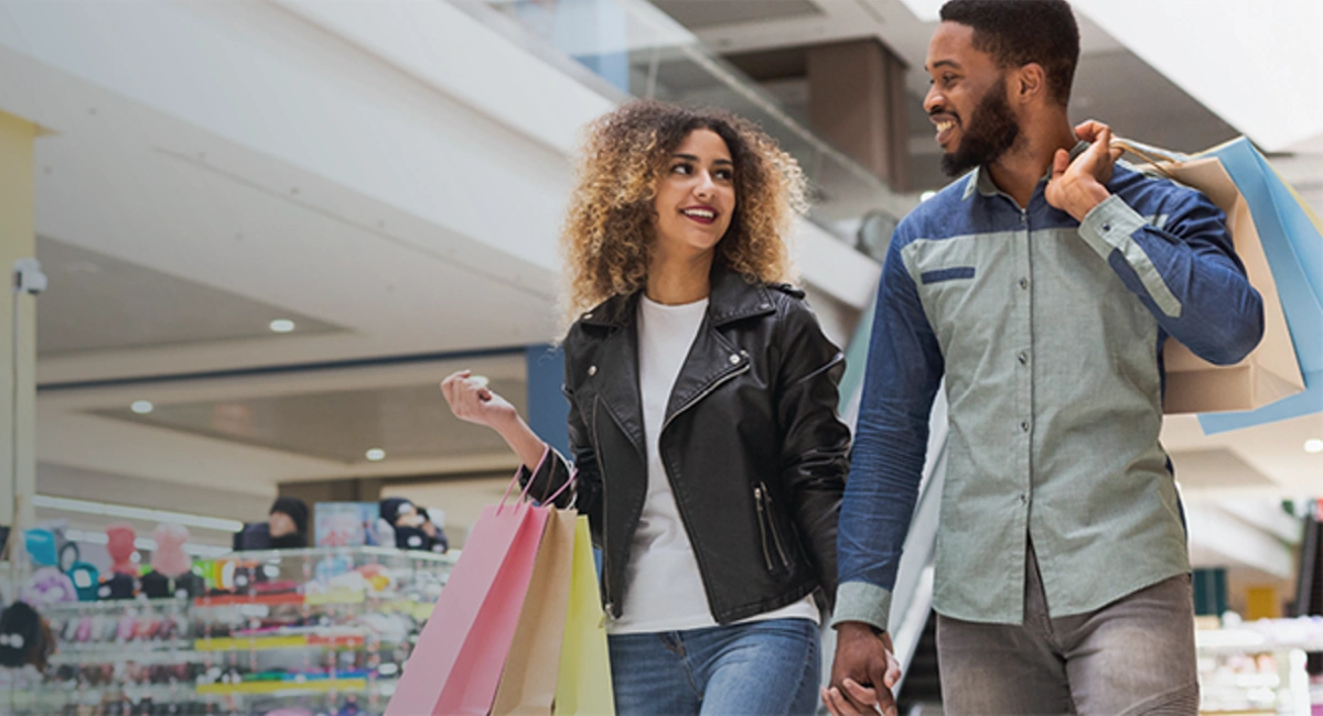 couple joyuex dans un supermarché