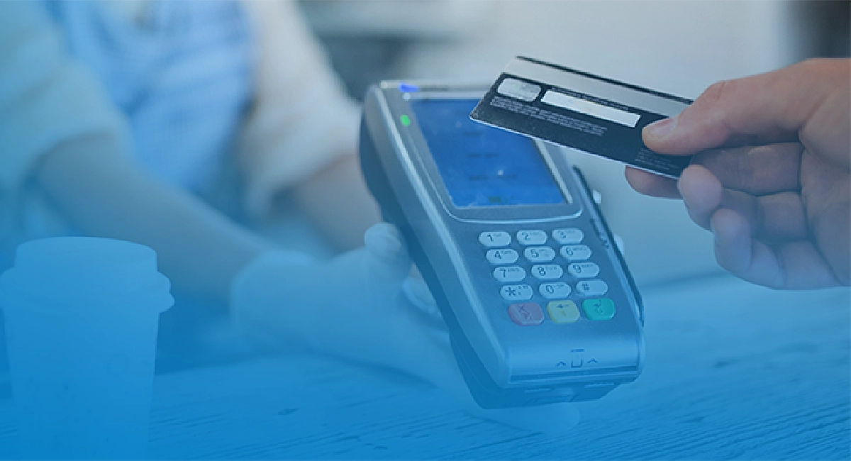 Carte bancaire tendue vers un terminal sans contact