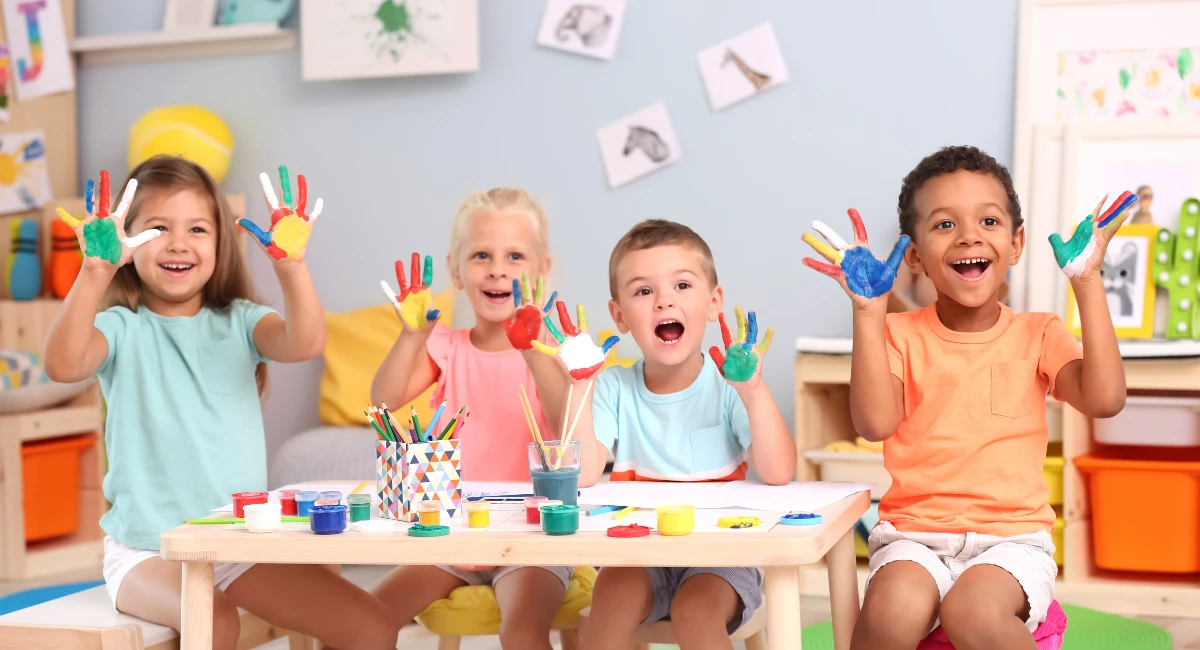 Crianças com mãos pintadas na Escola