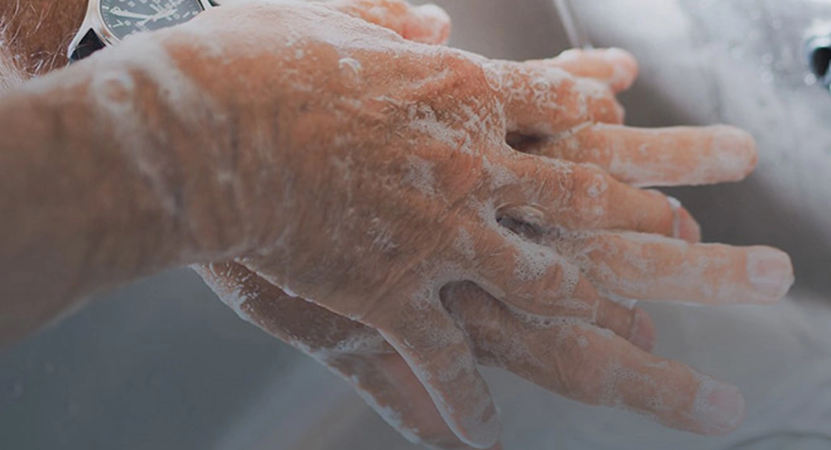 Homme se lavant les mains avec du savon
