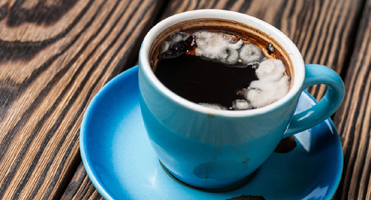 tasse de café moisi sur bureau