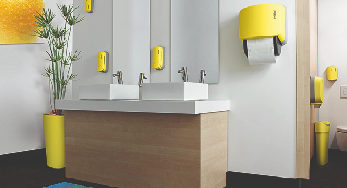 sanitaires équipés d'appareils d'hygiène coloris jaune