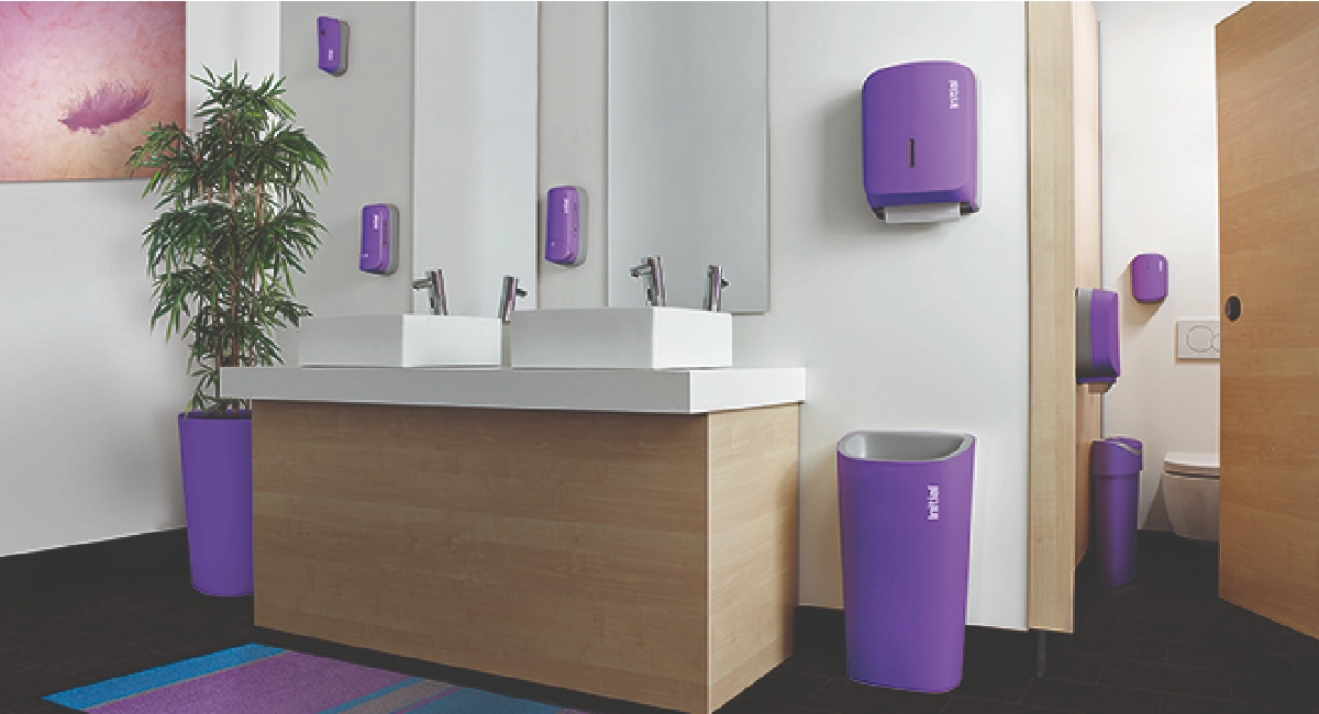 Sanitaires équipée d'appareils d'hygiène violets