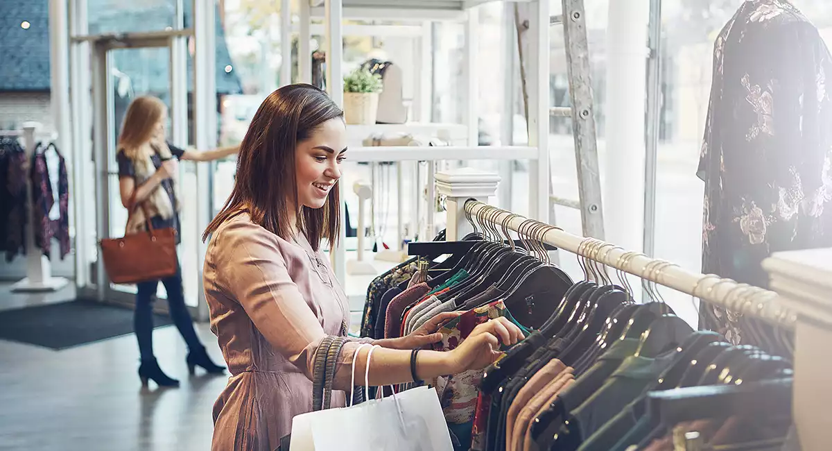 femme souriante avec sacs de shopping à la main