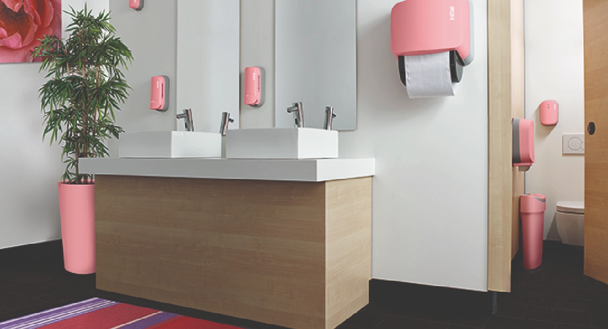 sanitaires équipés d'appareils d'hygiène coloris rose