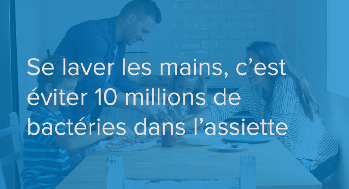 Parents partageant repas avec leurs enfants