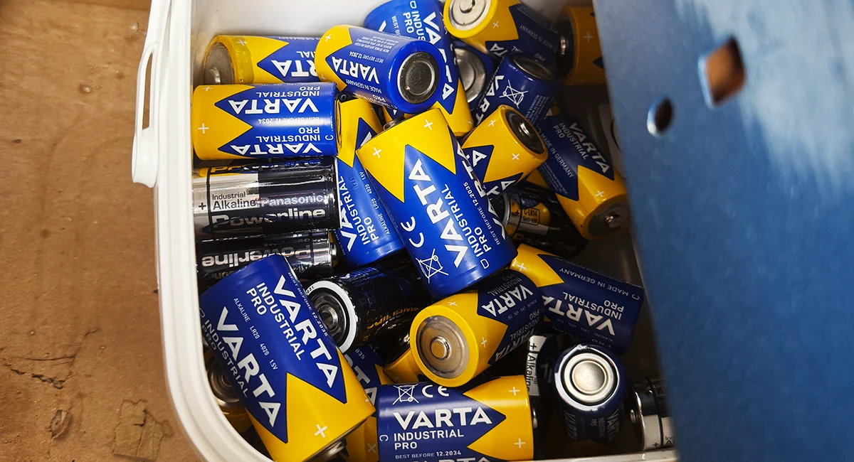 Bærekraft er viktig for Initial og i bilen til Torill sorteres alt