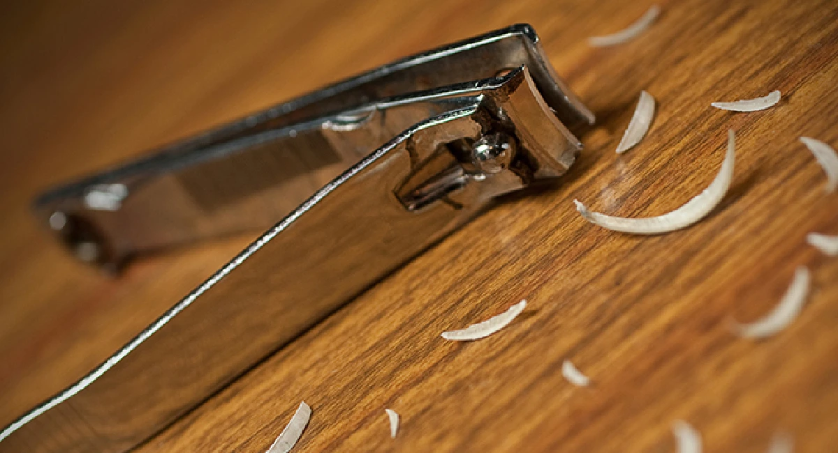 coupe ongles morceaux ongles sur bureau