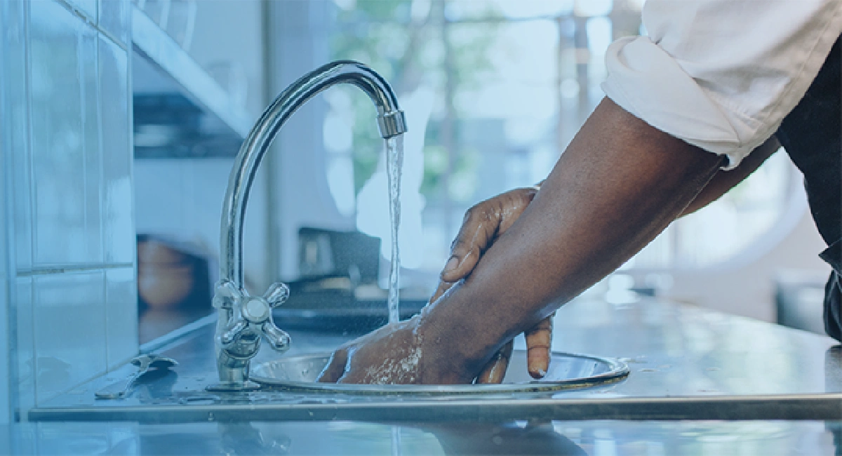 Homme se lavant les mains dans un lavabo