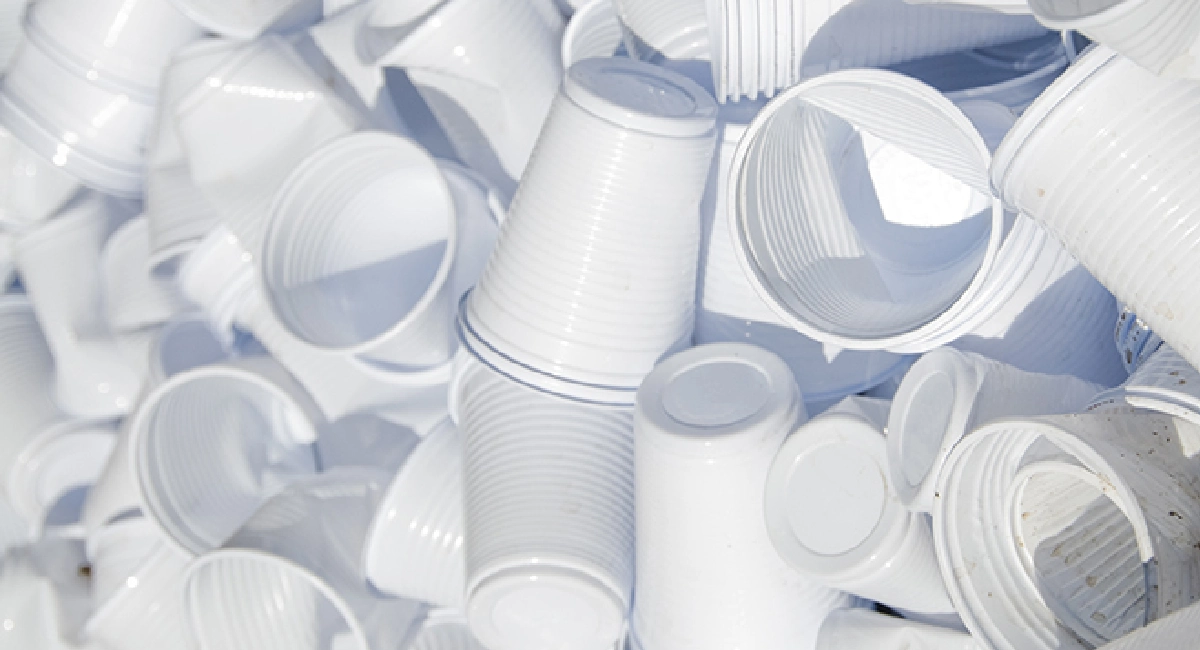 multitude de gobelets plastiques 